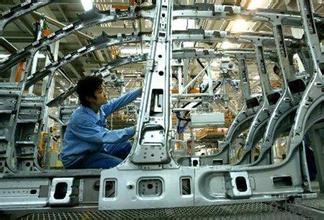 工業(yè)機(jī)器人規(guī)模應(yīng)用助力汽車制造業(yè)走向“智能”